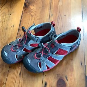 Boys Keen size 5 sandals